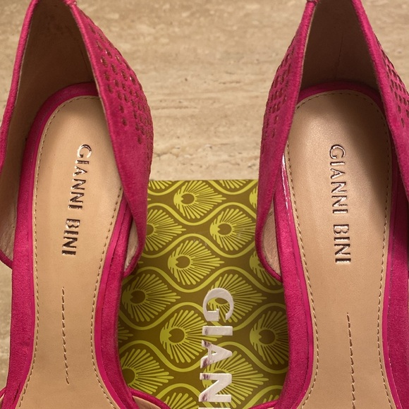 NWB Fucsia Flame Color Gianni Bini 4 1/2” heel, see photos below, never worn. - Picture 2 of 9